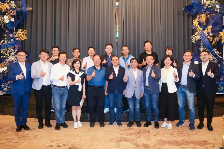 侯友宜偕三位副市長一起與新北市區域與不分區立委大合照。新聞局提供