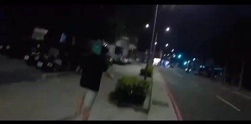 酒駕男棄車上演巷弄追逐戰 熱心情侶「借車又指路」助警逮人