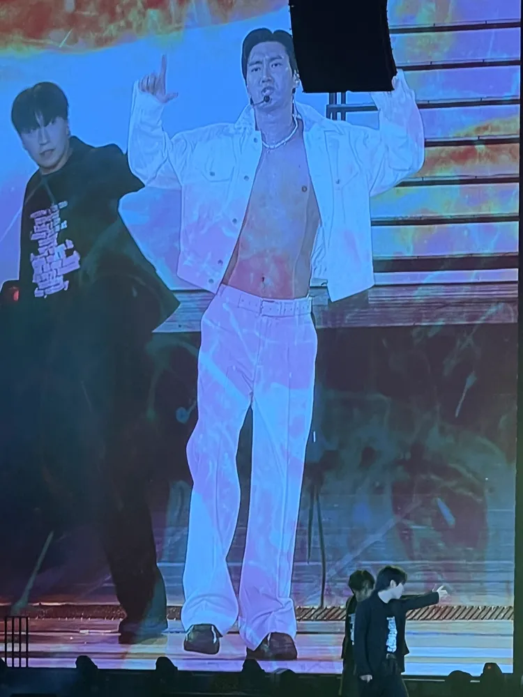 始源跳《Danger》放送厚實腹肌和臂膀。讀者提供