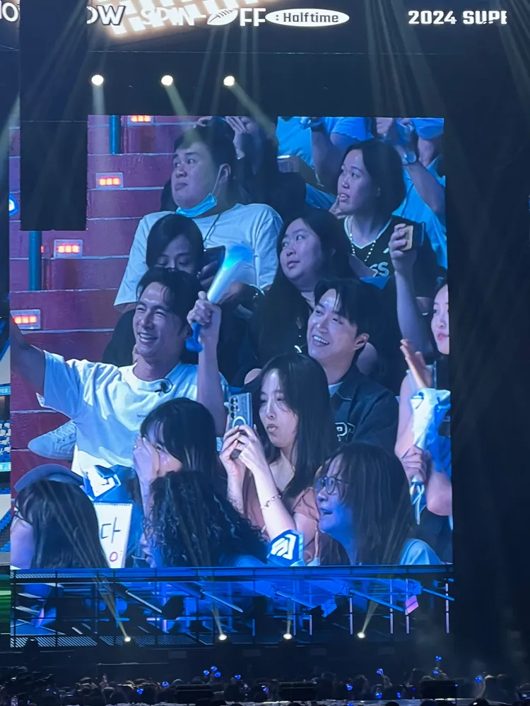 溫昇豪（左）、江宏傑出現在觀眾席力挺。讀者提供