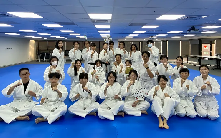 台新金控舉辦「空手道體驗營-成人組」，教導各項基本踢技、摔技，提升自我防衛能力。品牌提供