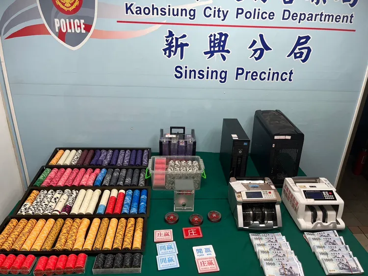 警方起出97萬餘元賭資及賭具等證物，店家每晚金流粗估上百萬元。翻攝照片