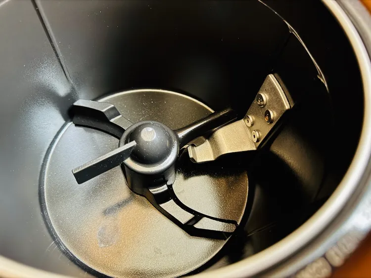 經過測試蛤蜊殼、花生殼、魚骨頭、西瓜皮等都能清鬆粉碎研磨。趙筱文 攝