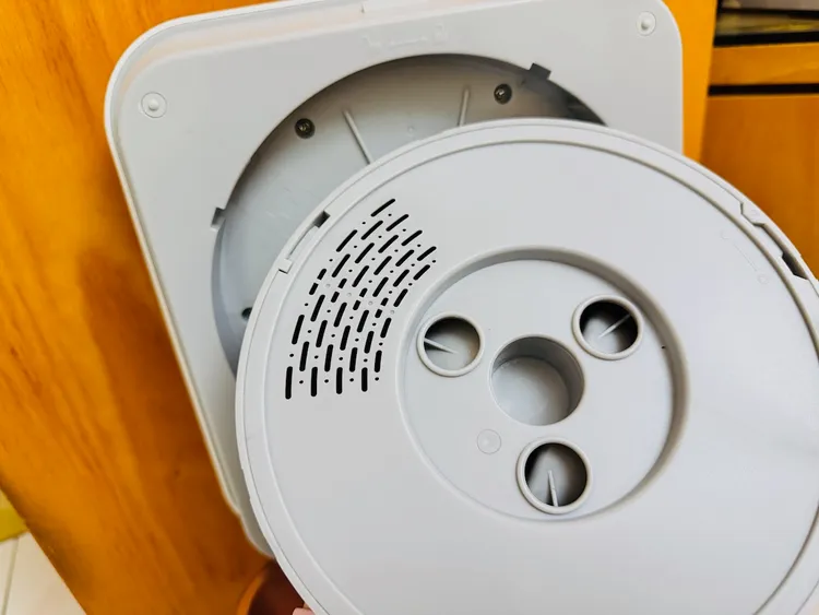 上方蓋子內側使用高碘質活性碳匣，能有效去除廚餘異味。趙筱文 攝