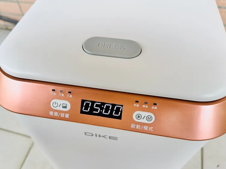 操作面板相當簡單與清楚，按下按鍵就能一一切換。趙筱文 攝