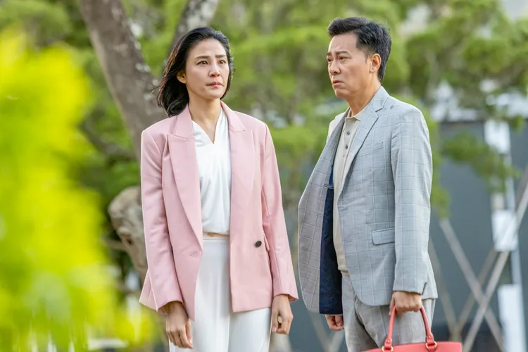 尹昭德（右）勸洪小鈴辭掉工作，回到家好好休息。大愛提供