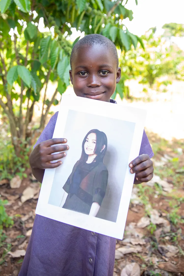 Aisha說，選擇徐佳瑩當資助人的原因是喜歡她照片中的笑容。台灣世界展望會提供