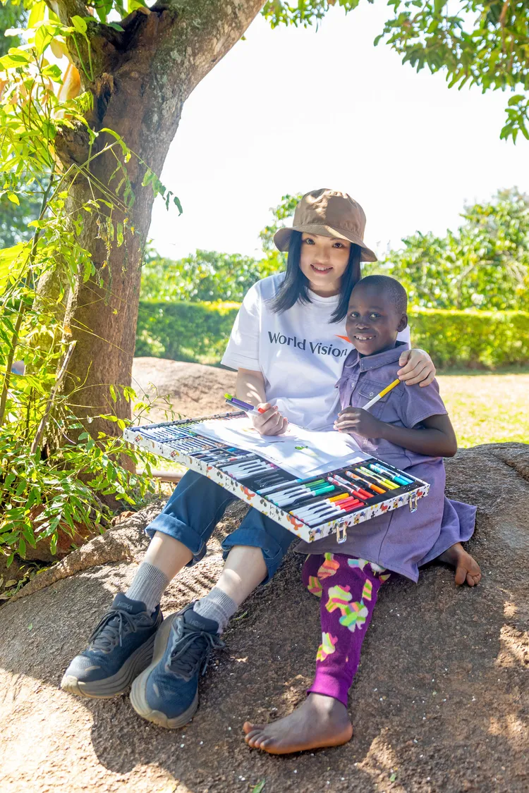 徐佳瑩和資助童Aisha(右)在烏干達相遇，時隔一年她們透過影片相互問候關心。台灣世界展望會提供