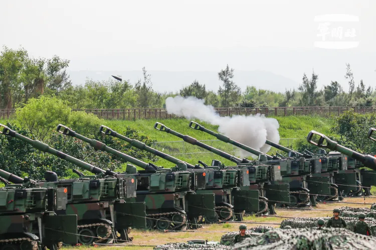 重砲保養射擊驗證平時武器裝備維護狀況，同時展現國軍堅強的防衛能力。十軍團提供