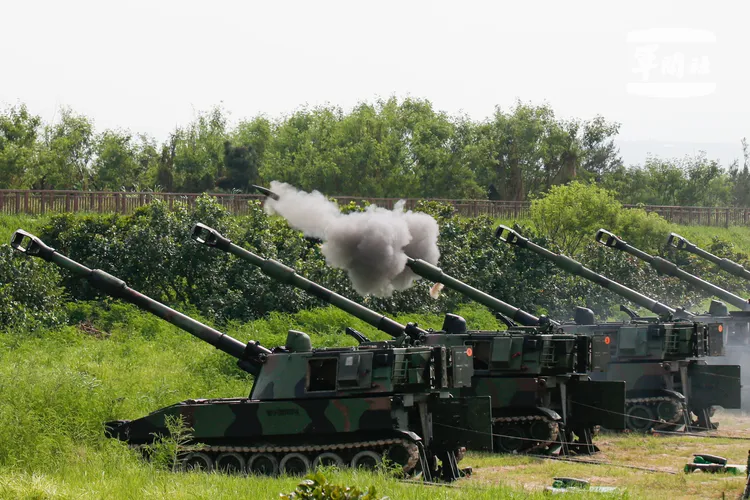 十軍團共動員M110A2自走砲12門、M109A2自走砲18門，2天預計射擊60發。十軍團提供