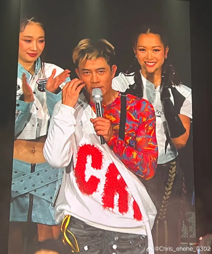 郭富城安可時露出真髮，挑染參差不齊有狗啃味。翻攝Chris_ehehe_0302微博