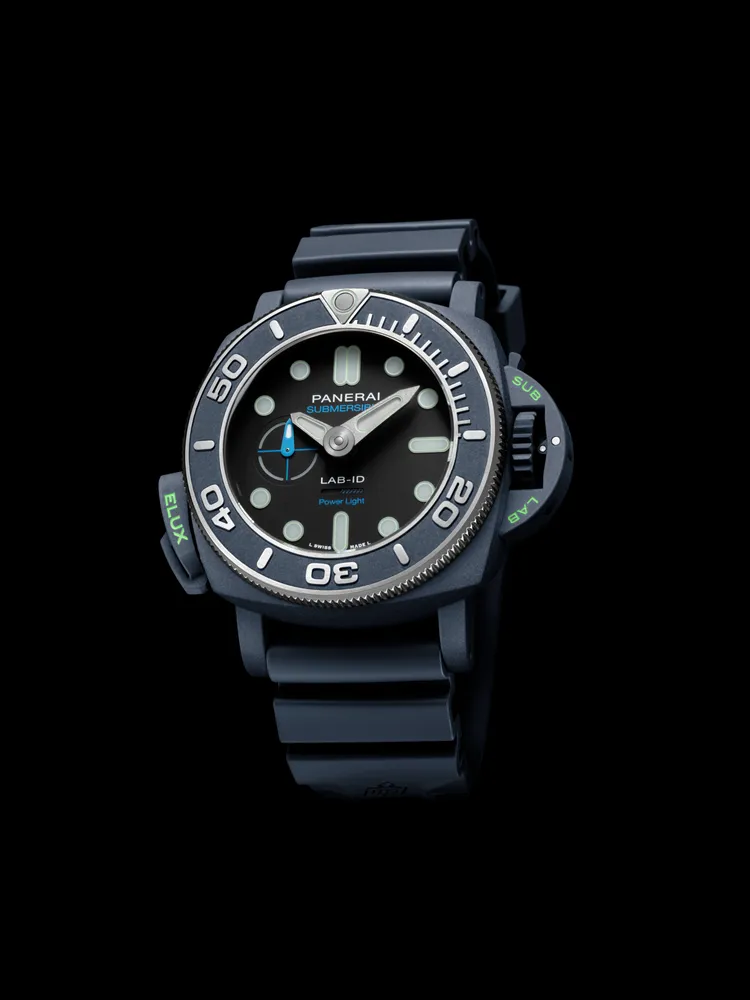 沛納海Submersible Elux LAB-ID PAM01800腕錶，49mm，藍色Ti-CeramitechTM鈦金屬陶瓷錶殼，藍色橡膠錶帶，P.9010/EL 自動上鍊機械機，動力儲存（報時）3日，防水深度500米，限量150只，328萬5000元。品牌提供