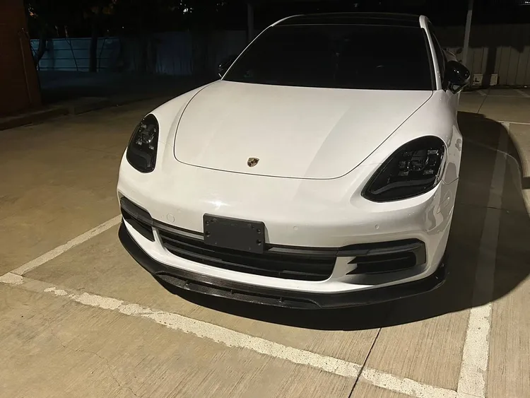 曾女駕駛男友名下的保時捷轎車，被警方查獲懸掛假車牌。民眾提供