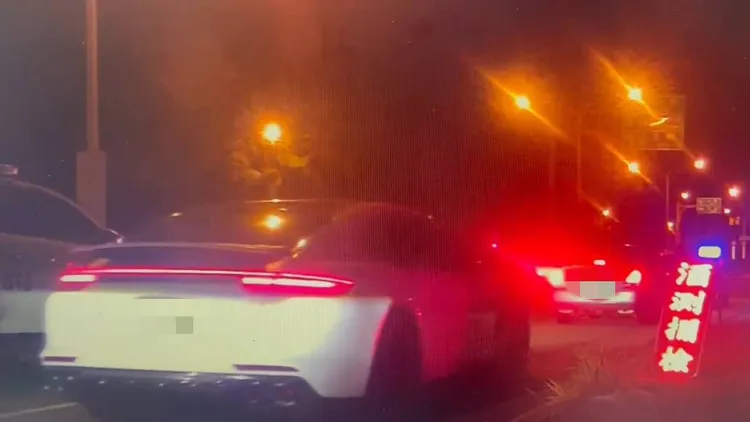 曾女開車通過警方酒駕攔檢點時被查獲。民眾提供