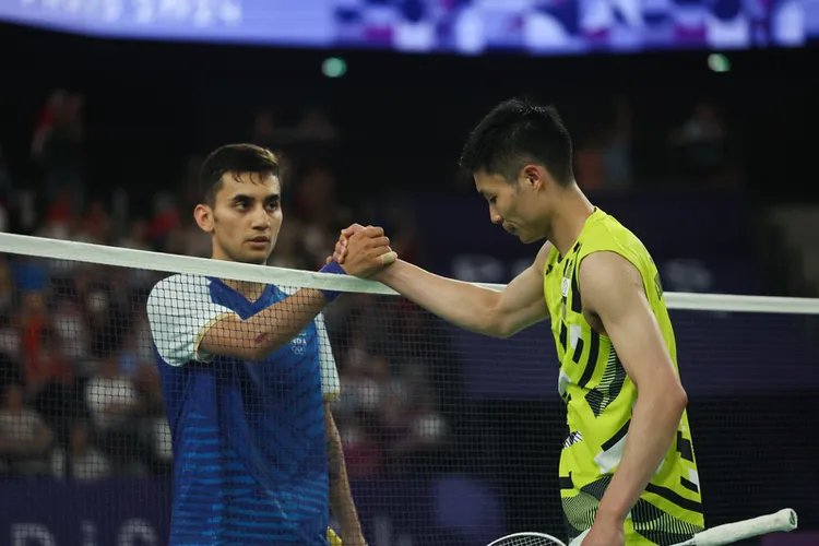 台灣羽球一哥周天成（右）連續3屆搶進奧運男單8強，法國時間2日力拚晉級，可惜最終遭印度選手森恩（Lakshya Sen）（左）擊敗。周天成賽後表示，很想幫大家完成奪牌目標，很遺憾沒能做到。圖為賽後周天成在網前與森恩致意，神情難掩失落。中央社