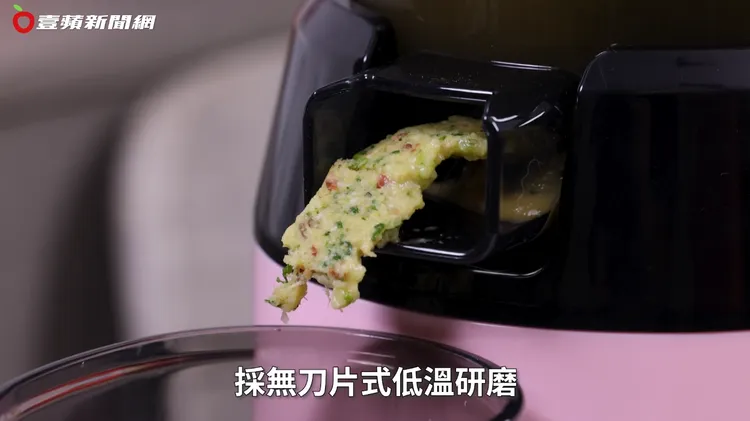 ▲「only大口徑蔬果慢磨機」採無刀片式低溫研磨、機器不發熱、減少氧化、保留更多營養。