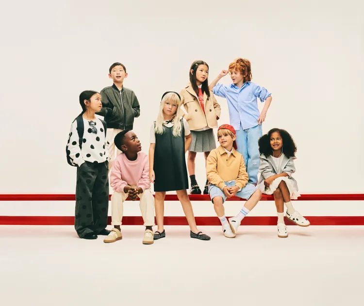 運用波點印花、蝴蝶結等元素呈現出孩子們的率性天真。品牌提供