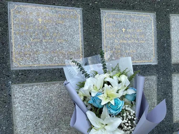 陳以真帶著花束到墓前憑弔。翻攝陳以真臉書