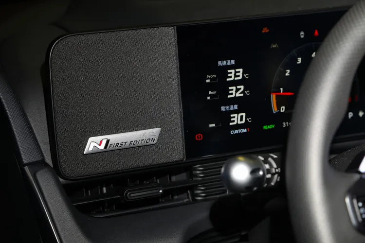 Hyundai準備了N Performance性能品牌執行技術顧問Albert Biermann限量簽名銘版，獻給首批50位車主。業者提供