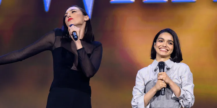 蓋兒加朵（左）與瑞秋曾格勒在《白雪公主》分飾惡皇后與白雪公主。