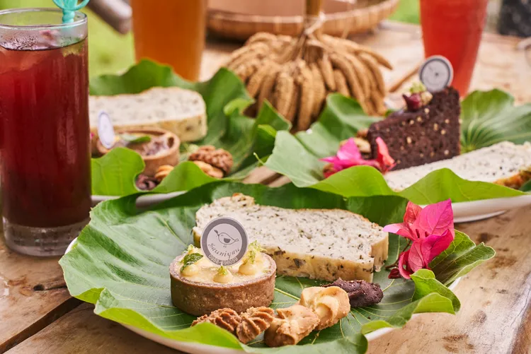 融入了小米、紅藜與洛神等在地特產的點心，是別的地方品嘗不到的特殊風味。S.H.攝