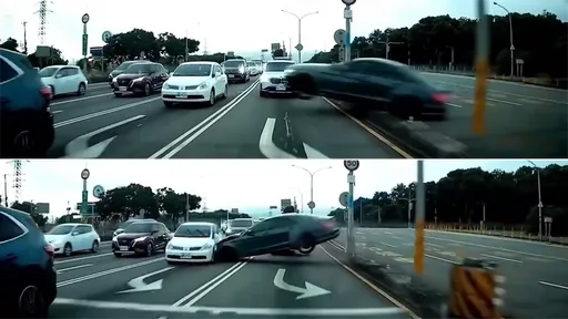 台中賓士「豚跳分隔島」KO轎車　網譏：開成這樣是玩GTA嗎