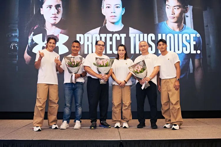 郭婞淳、陳念琴、楊勇緯驚喜獻花給一直在背後支持與幫助的教練們。品牌提供。