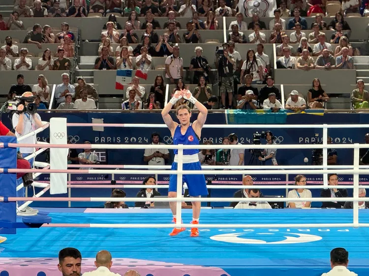 土耳其選手輸給林郁婷後比出「X」手勢。翻攝《@pirokoncolo》X