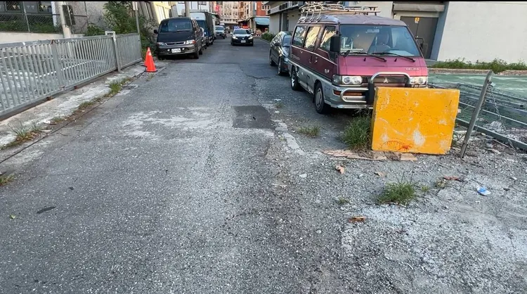 警車到場逮捕三名男子。民眾提供