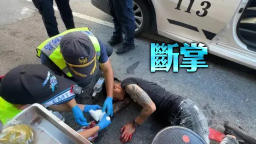 刺青男「手掌斷了」躺地哀號!4男夜店鬥毆 警到場還繼續打