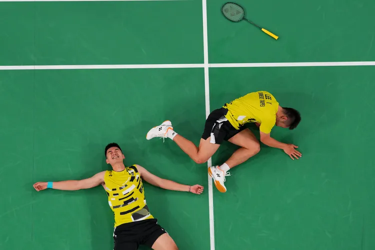 「麟洋配」巴黎奧運摘金後重現經典「聖筊」。美聯社