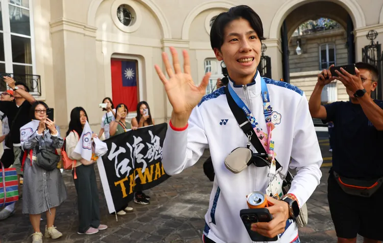 林郁婷奪金後至駐法代表處接受表揚，入場時備熱情加油團迎接。中央社