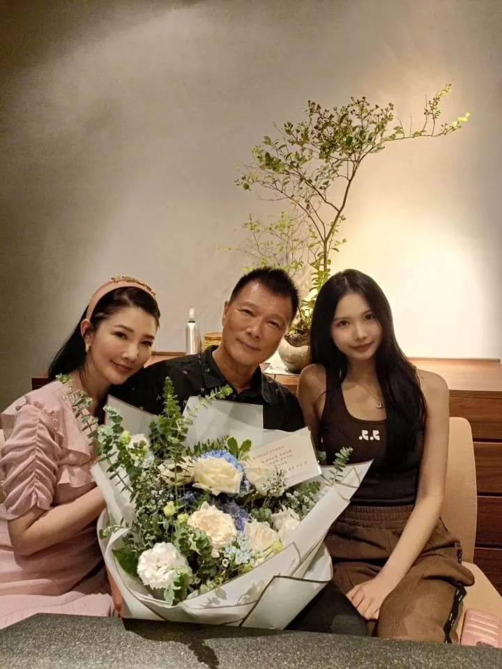 蔡詩萍林書煒一家三合幸福合照。翻攝林書煒臉書