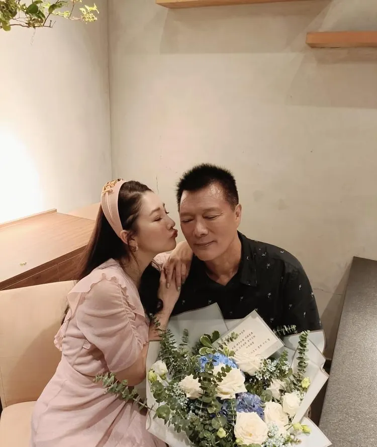 林書煒作勢親吻蔡詩萍。翻攝林書煒臉書