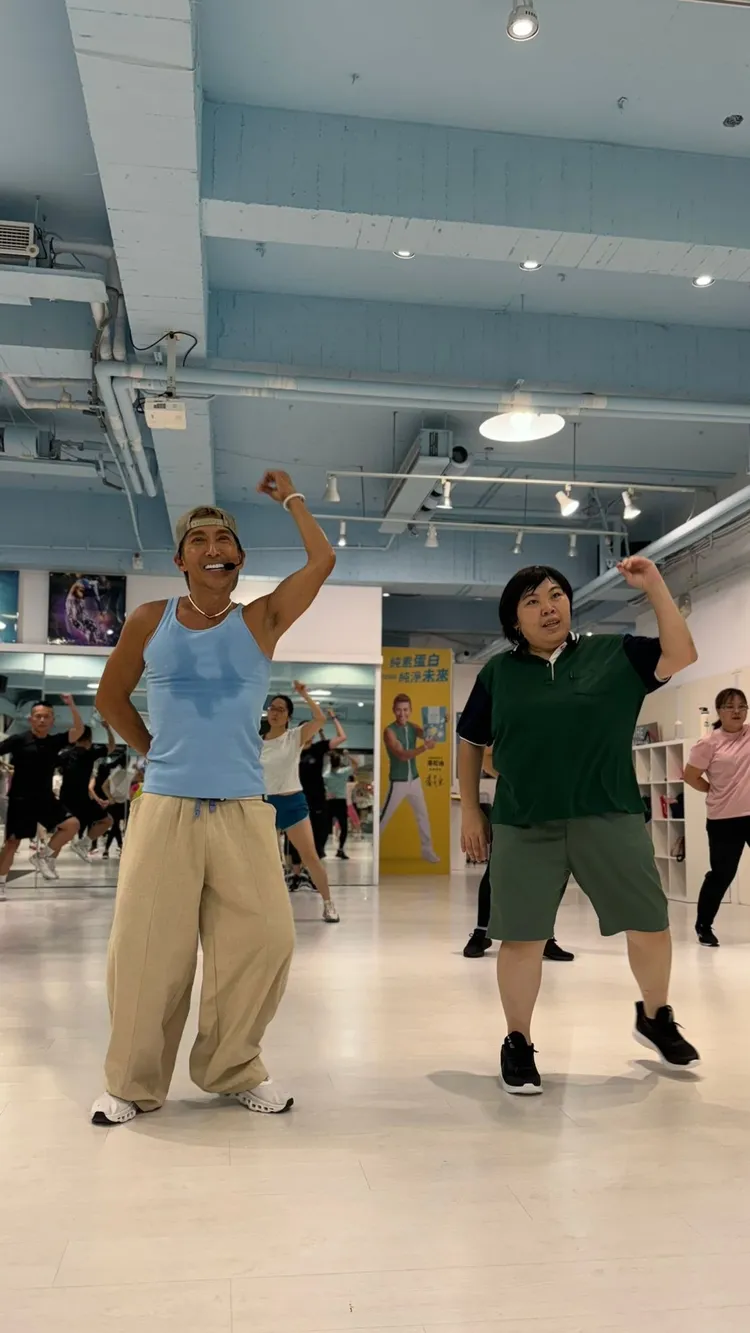 潘若迪（左）鼓勵粉絲持續運動，保持開心的心情。艾迪昇傳播提供