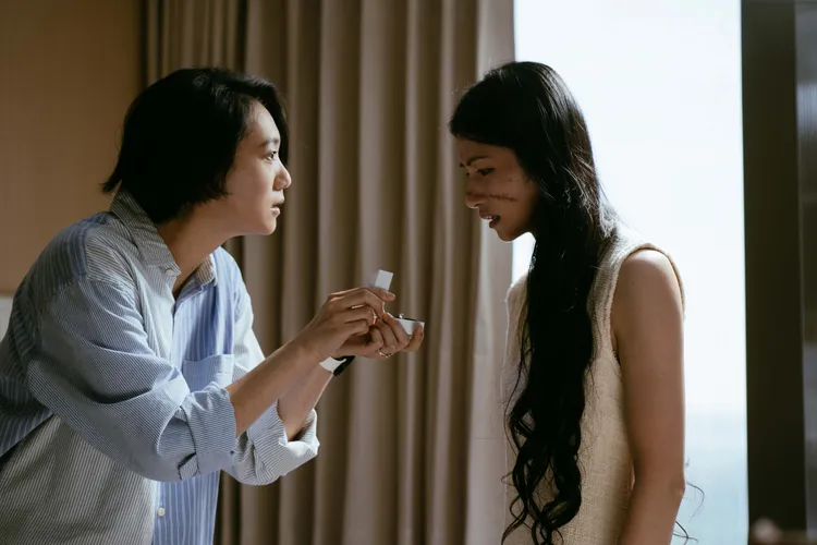 李千娜（右）、趙逸嵐同性婚姻遇考驗。金禾創意提供