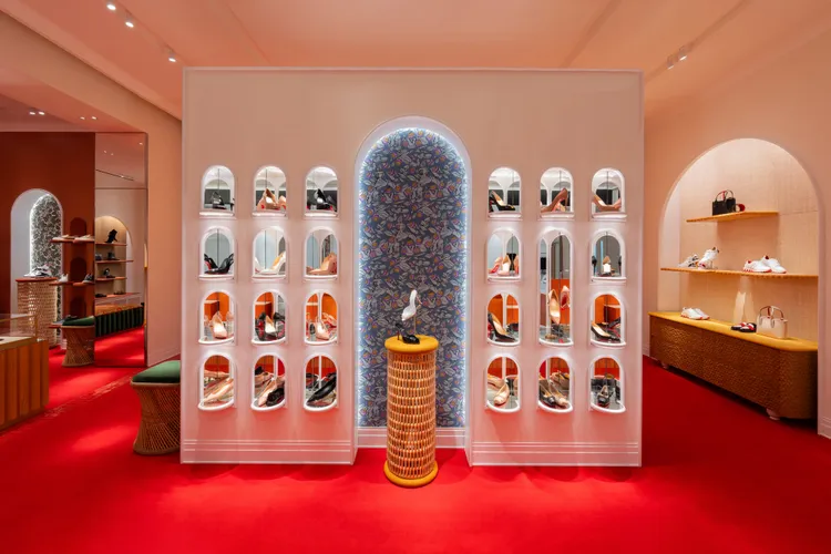 新店設計靈感源自於創辦人Christian Louboutin在葡萄牙的度假別墅。品牌提供