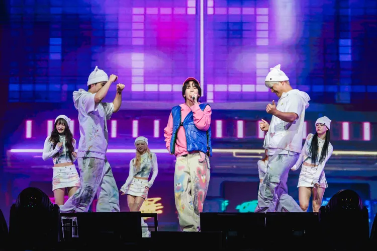 KEY看到粉絲排字應援驚喜不已。遠雄創藝提供