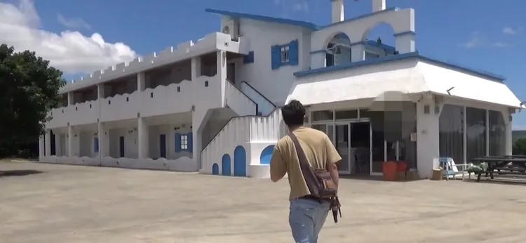 屏東縣恆春鎮一處海景民宿生意不好，負責人及員工不務正業，擁槍藏毒。翻攝照片