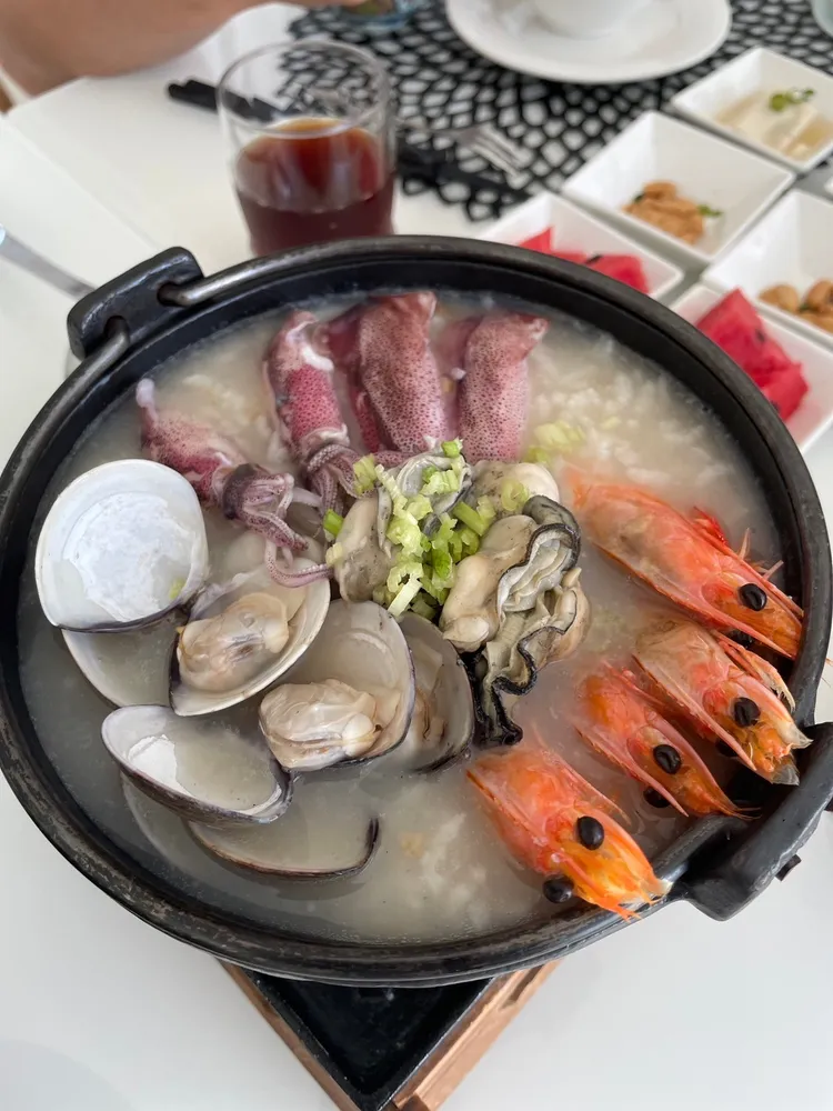 「Play Hotel」的早餐提供有以在地新鮮海產熬製的海鮮粥套餐。S.H.攝