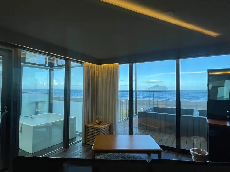 「芹仁特別室」2樓規劃有露天風呂、海景浴缸以及室內休憩區。S.H.攝