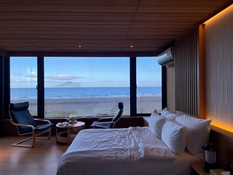「芹仁特別室」客房區規畫了一整片落地窗，將美麗的海景納入空間。S.H.攝