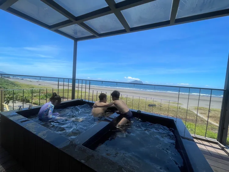 「芹仁特別室」空間的露天風呂深得孩子們的心。S.H.攝