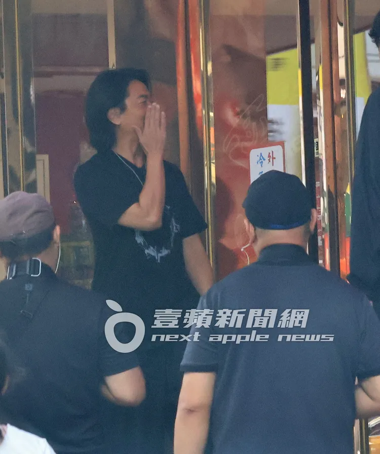 餐畢，鄭伊健對著餐廳內的KID及峮峮大喊。特勤中心攝