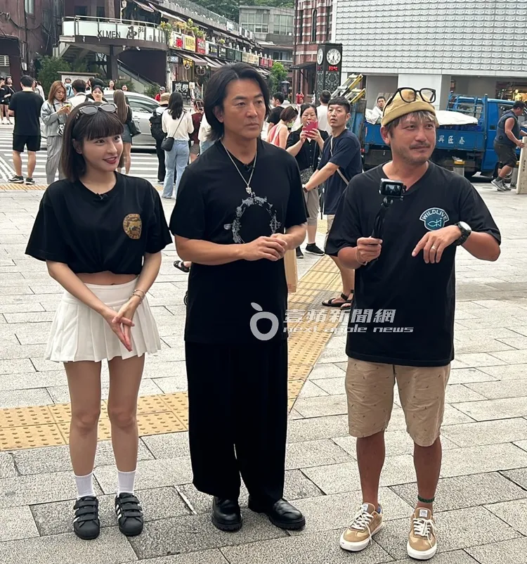3人走到西門町6號出口，準備繼續拍攝。特勤中心攝