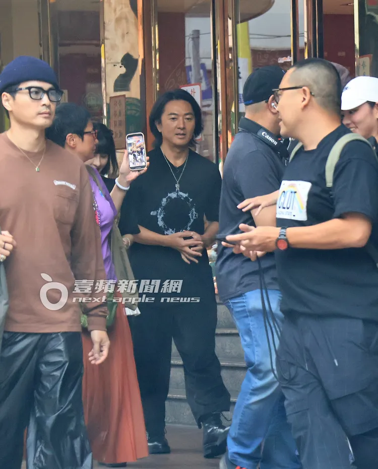 鄭伊健與大群工作人員一同步行在西門町。特勤中心攝