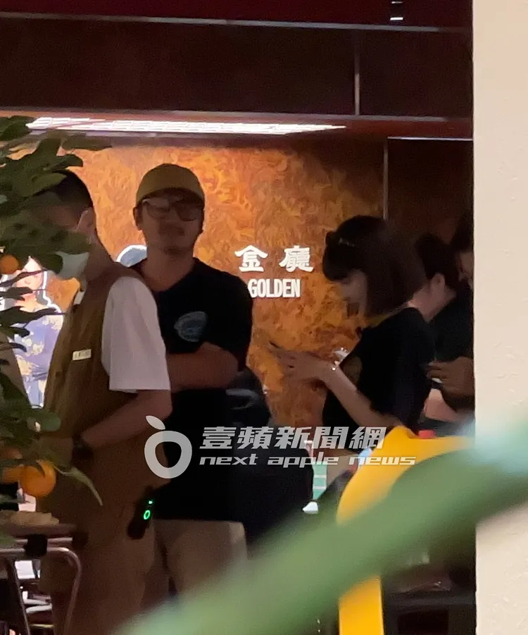 KID（中）與峮峮在包廂外等候佈景。特勤中心攝