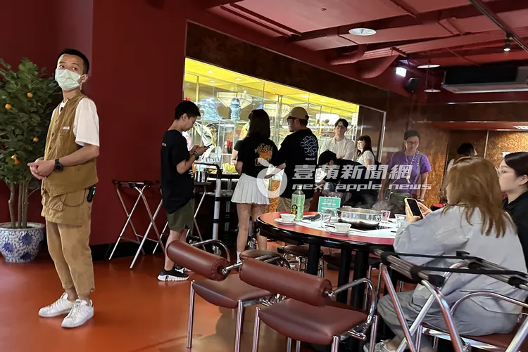 等待佈景同時，餐廳工作人員也在旁維持秩序。特勤中心攝