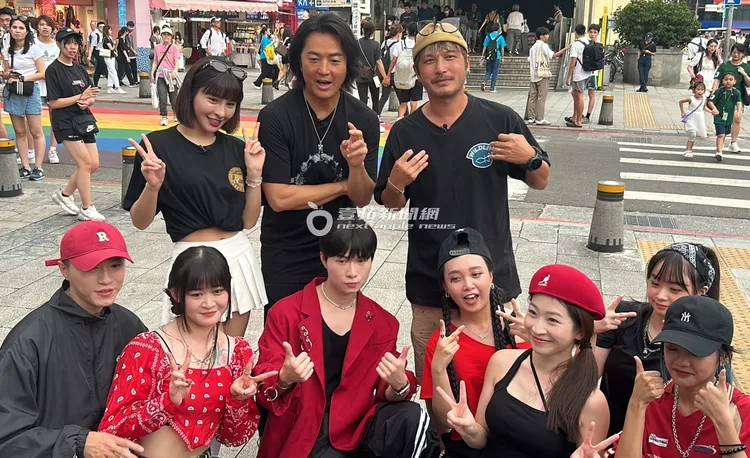 鄭伊健（上排中）與KID及峮峮並肩，與街舞團體開心合照。特勤中心攝