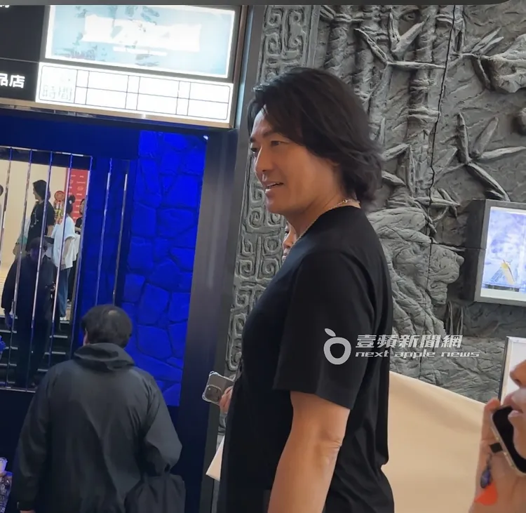 鄭伊健到處觀賞著餐廳的裝潢。特勤中心攝